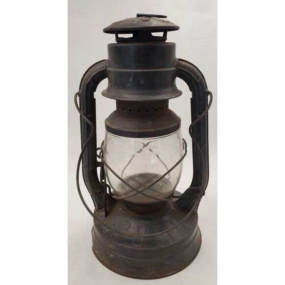 Vintage Dietz No. 2 D-Lite Kerosene Barn Lantern With Loc-Nob Globe - Picture 1 of 11